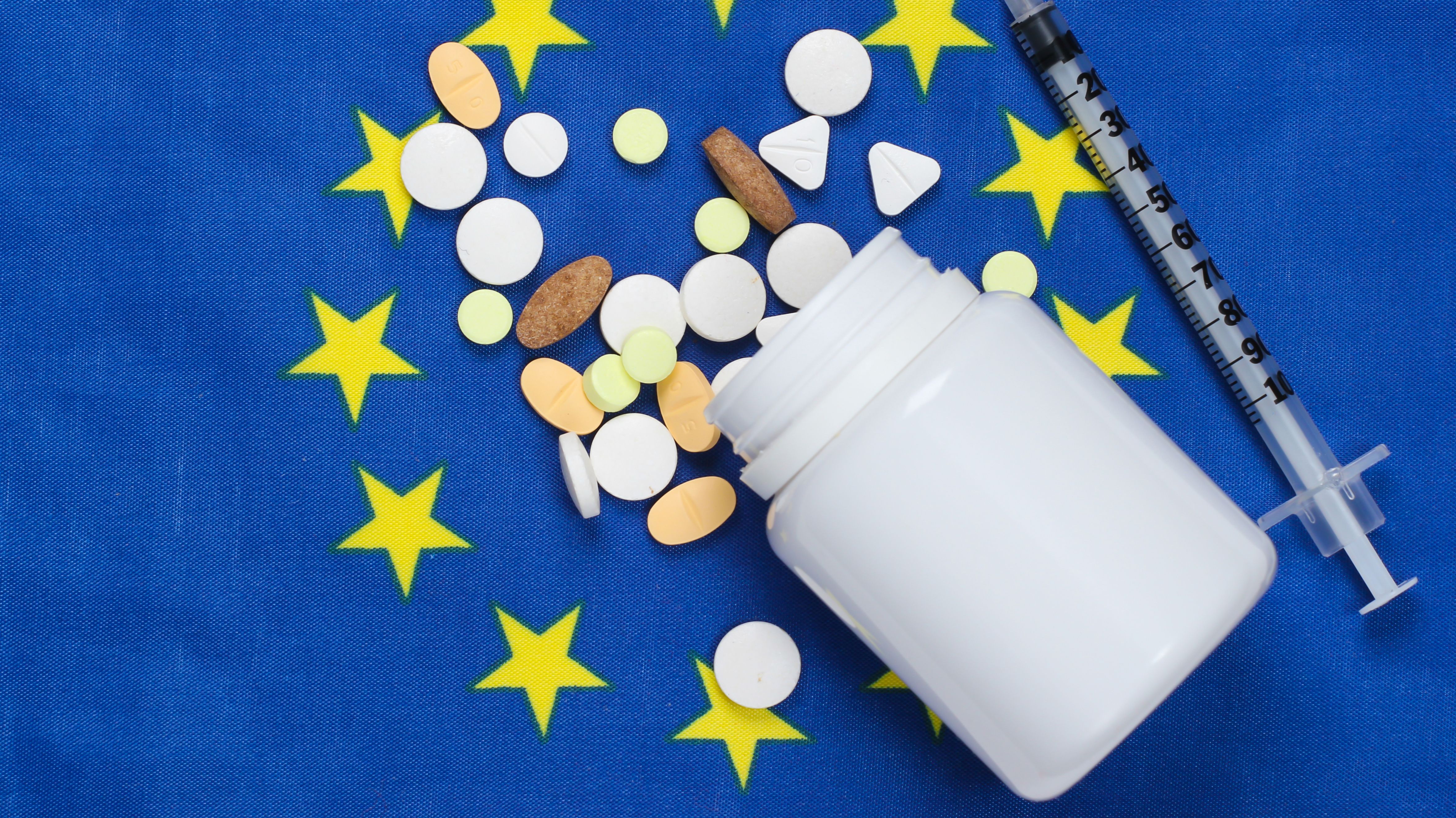 Mediciner ovanpå en EU-flagga