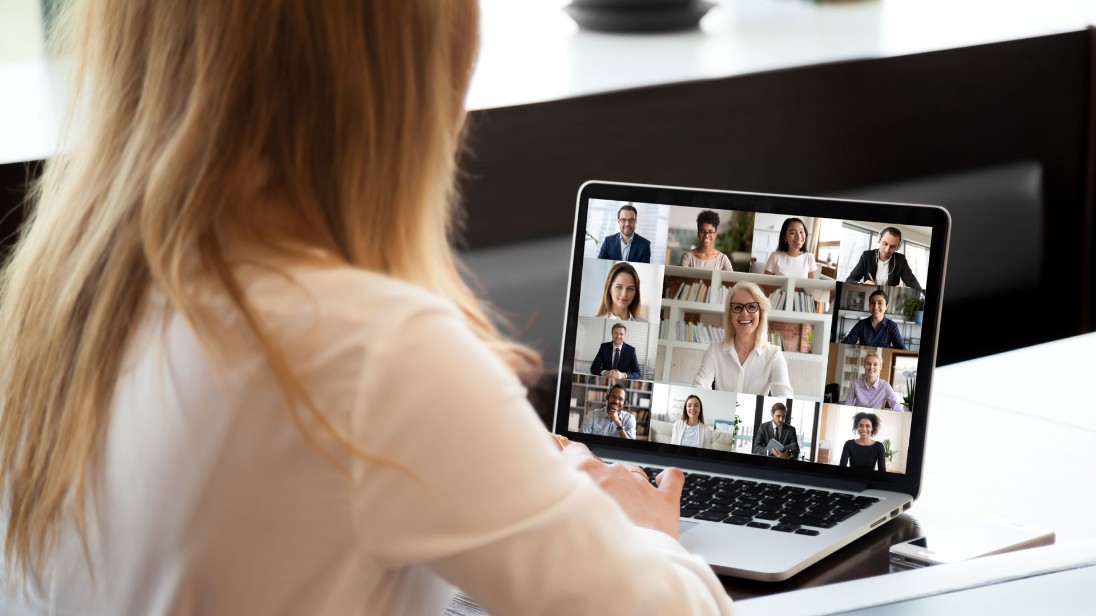 Kvinna som sitter i digitalt möte